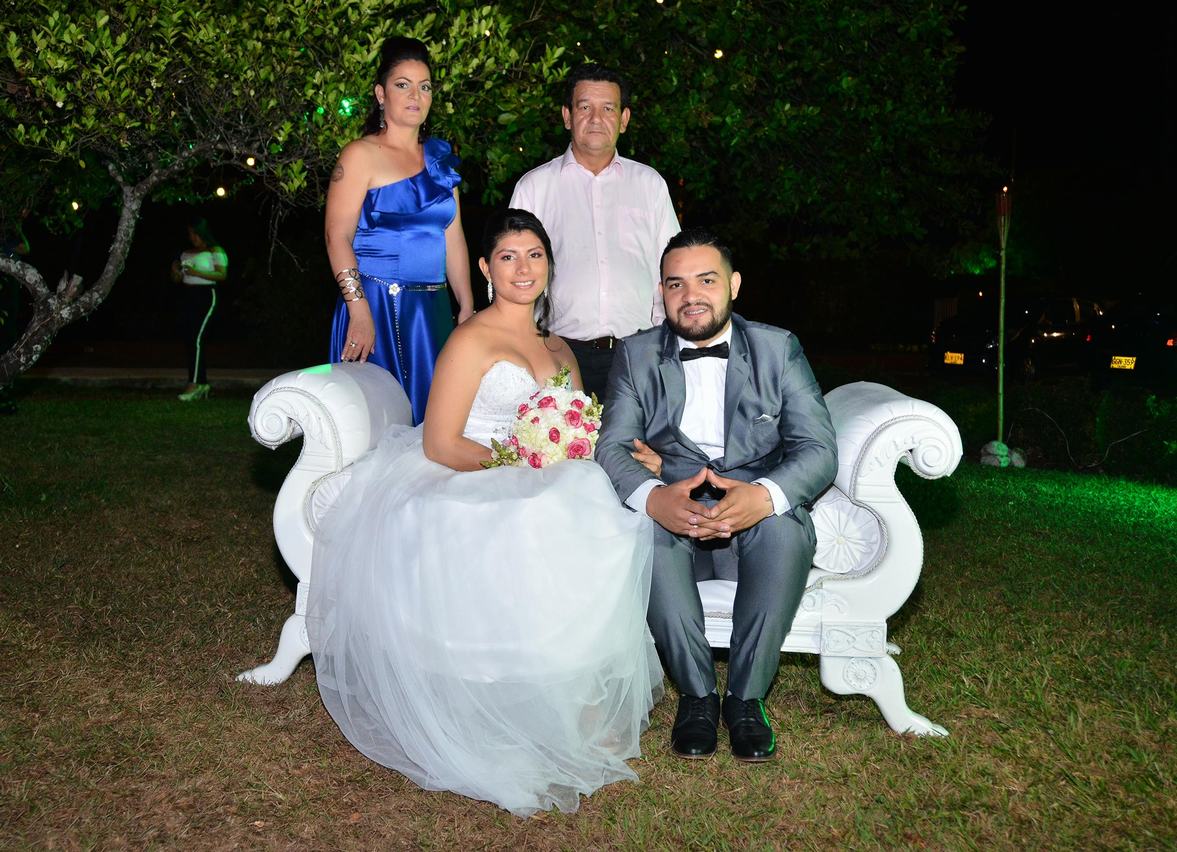 Yenny Paola Perdomo Esquivel y José Luis Trujillo Molina junto a los padres del novio Aixa Pegui Molina y José Manuel Trujillo.